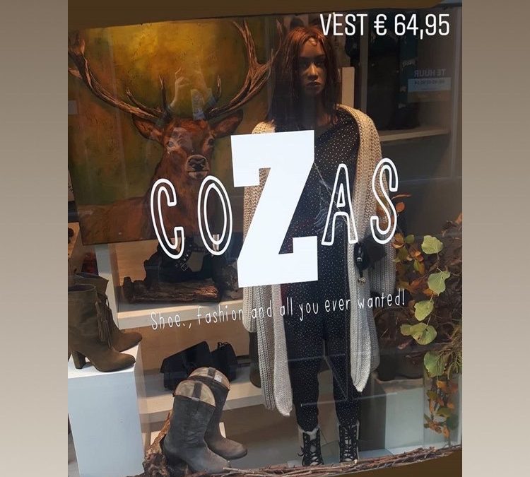 Expositie in etalage van fashionwinkel CoZas